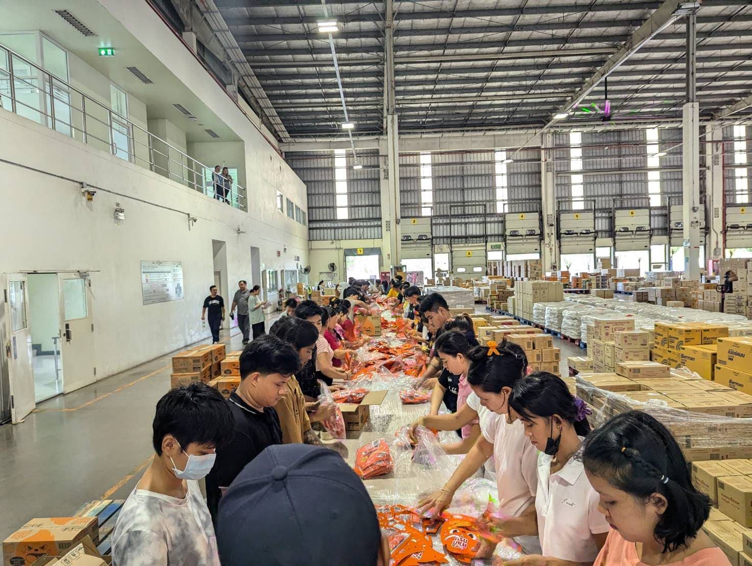 คนงานที่สายสลายบรรจุภัณฑ์