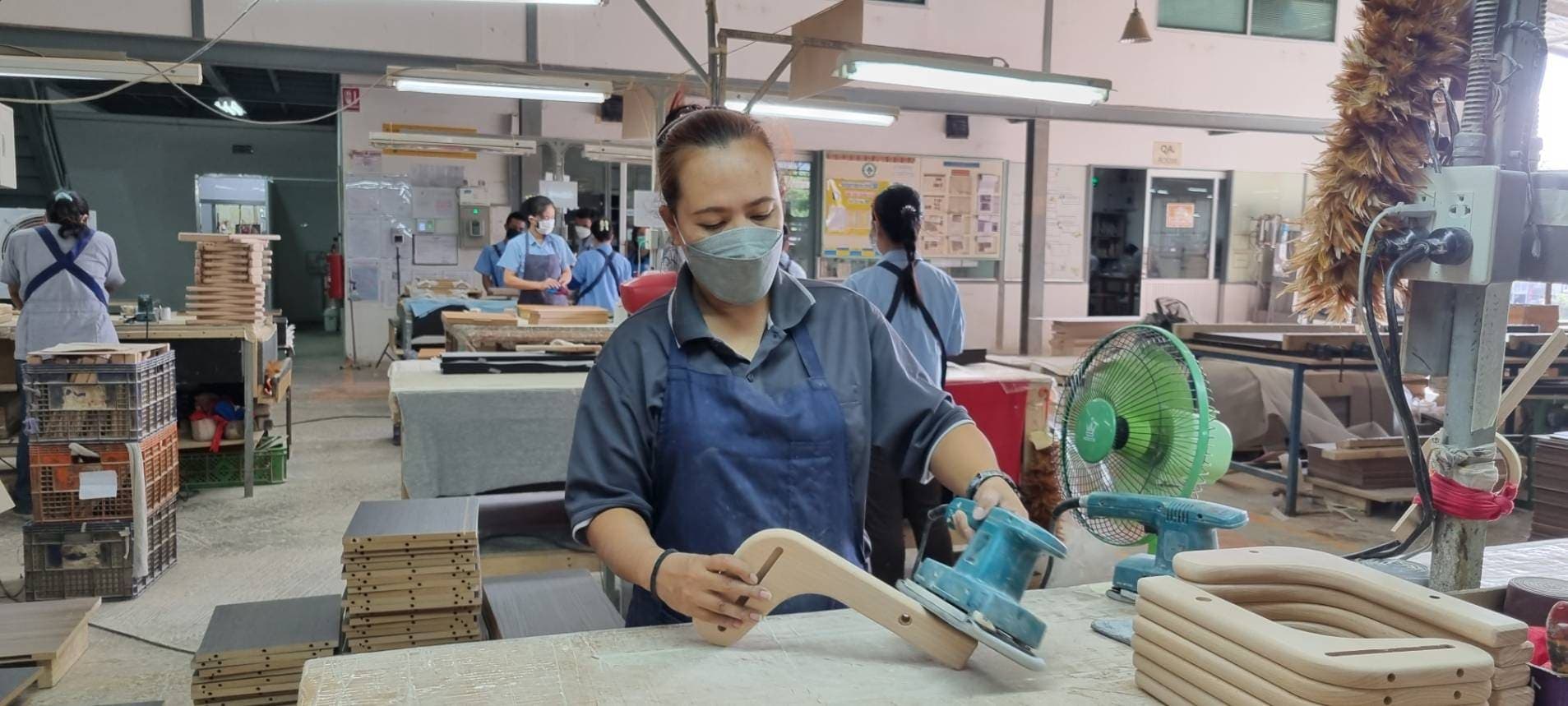 คนงานคลังสินค้าที่มีอุปกรณ์โลจิสติกส์
